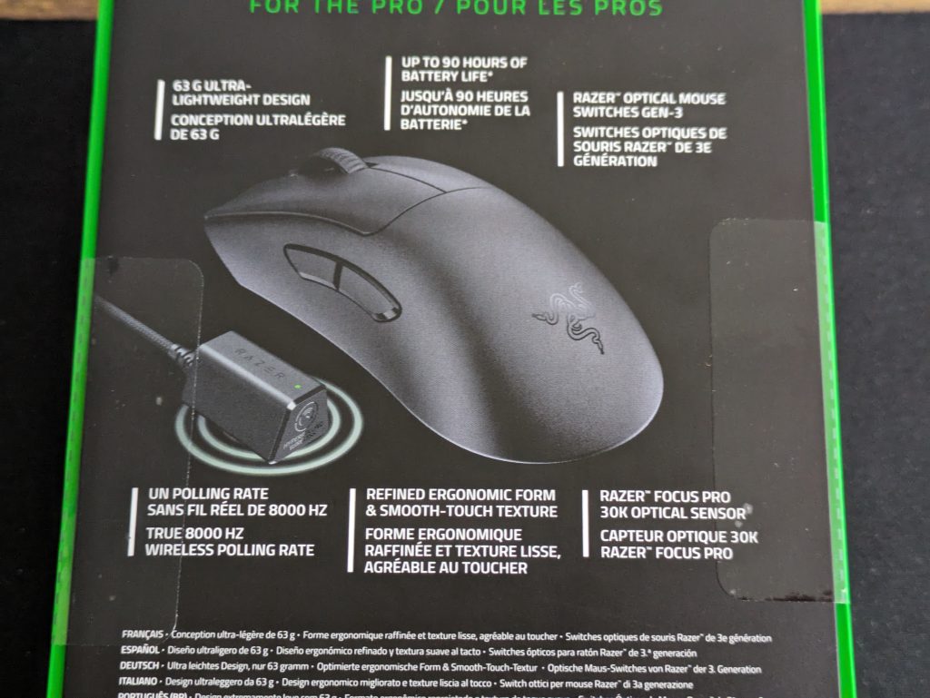 Verpackung der Razer Deathadder V3 Pro Gaming-Maus von hinten in der Nahansicht