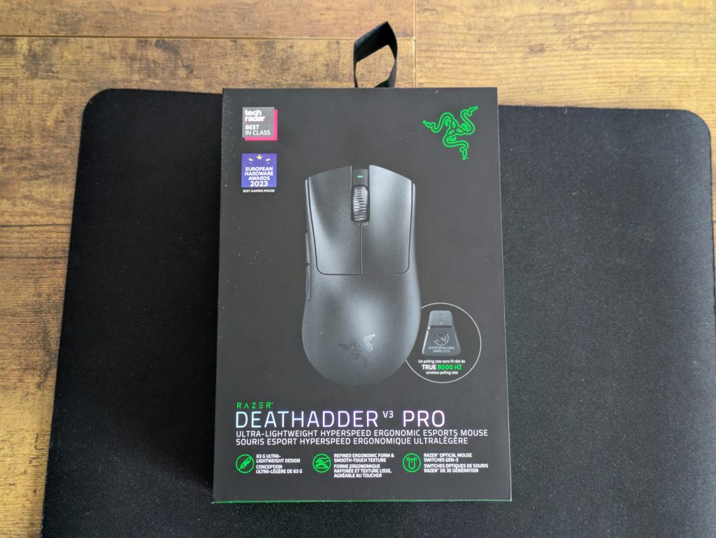 Verpackung der Razer Deathadder V3 Pro Gaming-Maus von vorne