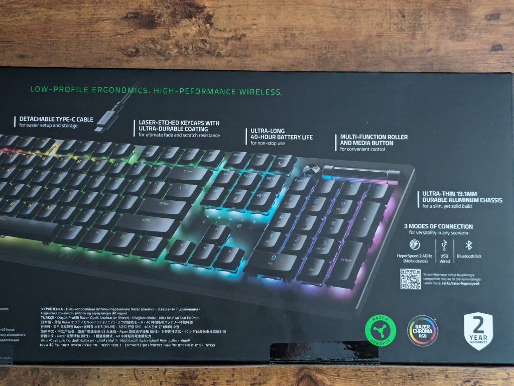 Verpackung der Razer Deathstalker V2 Pro Gaming-Tastatur in der Nahansicht von hinten