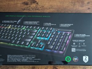 Verpackung der Razer Deathstalker V2 Pro Gaming-Tastatur in der Nahansicht von hinten