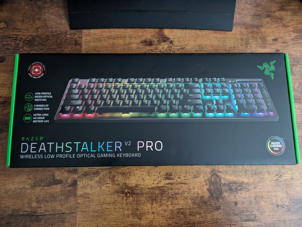 Verpackung der Razer Deathstalker V2 Pro Gaming-Tastatur von vorne