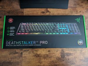 Verpackung der Razer Deathstalker V2 Pro Gaming-Tastatur von vorne