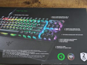 Verpackung der Razer Huntsman V3 Pro Tenkeyless Gaming-Tastatur von hinten in der Nahansicht