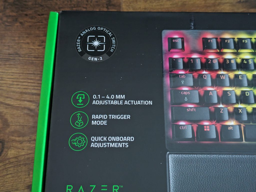 Verpackung der Razer Huntsman V3 Pro Tenkeyless Gaming-Tastatur von vorne in der Nahansicht