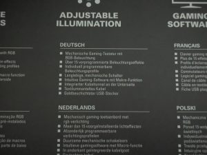 Verpackung der Sharkoon Skiller SGK20 Gaming-Tastatur von hinten in der Nahansicht (2)
