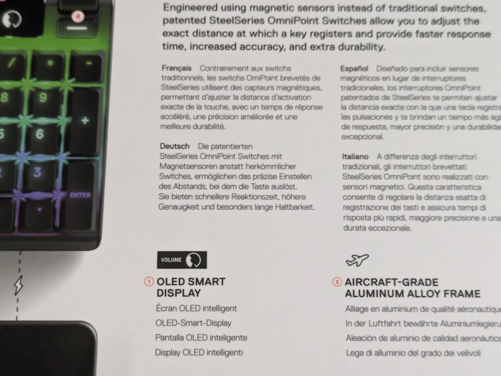 Verpackung der SteelSeries Apex Pro HyperMagnetic Gaming-Tastatur von hinten in der Nahansicht