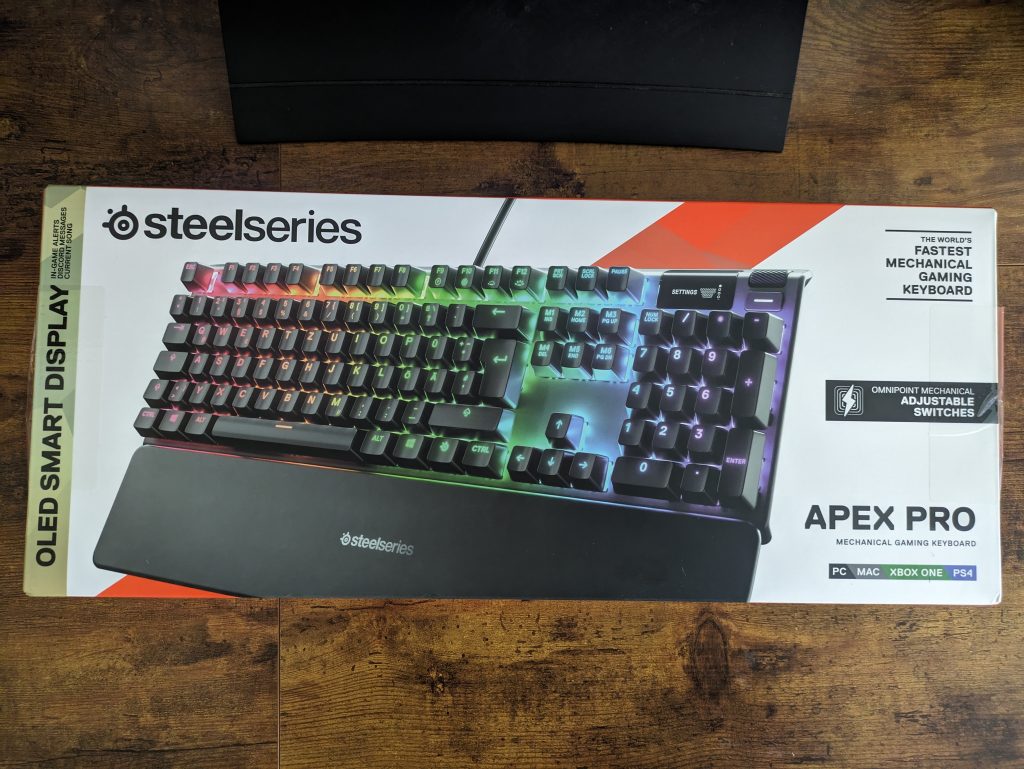 Verpackung der SteelSeries Apex Pro HyperMagnetic Gaming-Tastatur von vorne
