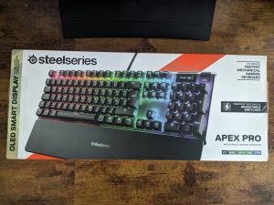 Verpackung der SteelSeries Apex Pro HyperMagnetic Gaming-Tastatur von vorne