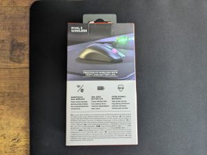 Verpackung der SteelSeries Rival 3 Wireless Gaming-Maus von hinten