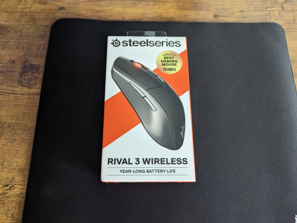 Verpackung der SteelSeries Rival 3 Wireless Gaming-Maus von vorne