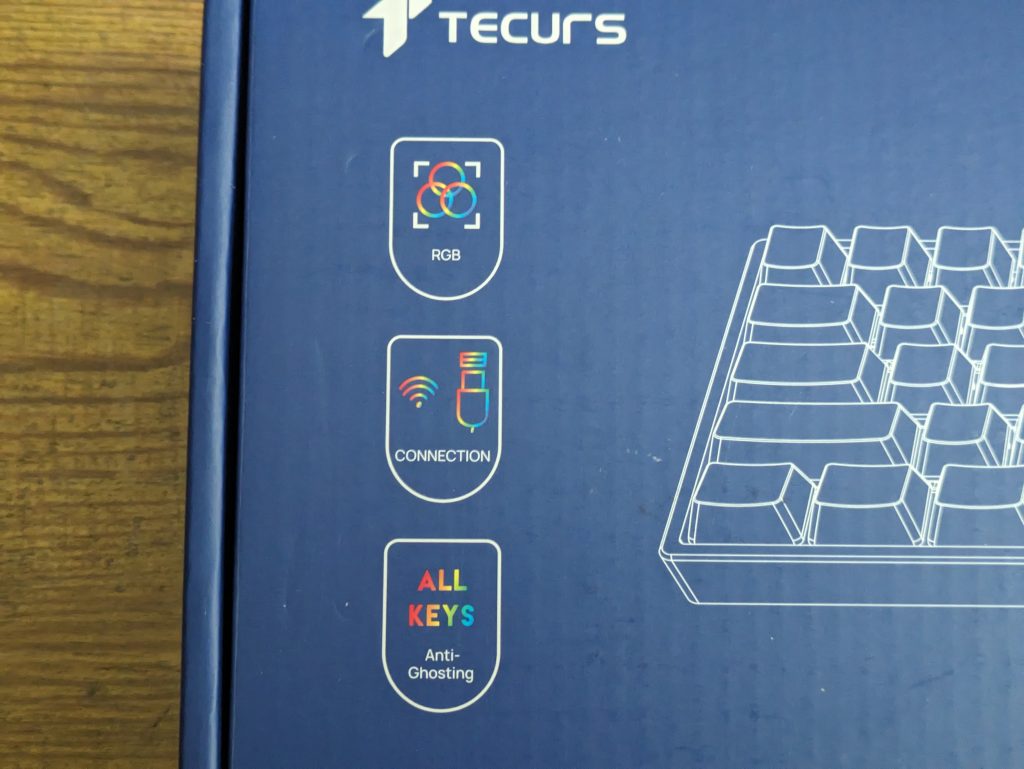 Verpackung der TECURS KB510 Gaming-Tastatur von vorne in der Nahansicht