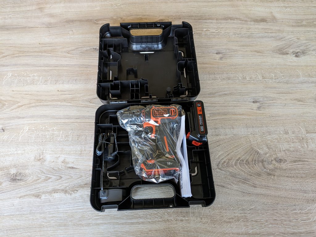Verpackung des Black+Decker ‎BDCDC18 Akku-Bohrschraubers geöffnet mit Bohrer