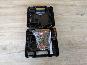 Verpackung des Black+Decker ‎BDCDC18 Akku-Bohrschraubers geöffnet mit Bohrer