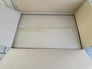 Verpackung des Sunlit 800 Watt Easy Switch Balkonkraftwerk-Sets inklusive Speicher 2150 kW geöffnet