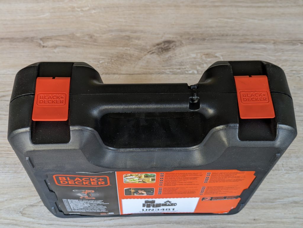 Verschluss der Verpackung des Black+Decker ‎BDCDC18 Akku-Bohrschraubers