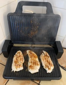 WMF Lono Kontaktgrill beim Grillen von Hähnchenfilet mit Gewürzen