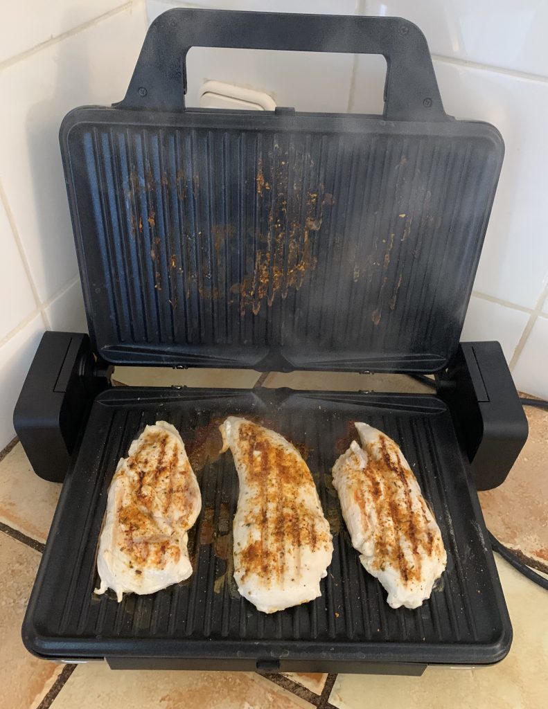 WMF Lono Kontaktgrill beim Grillen von Hähnchenfilet mit Gewürzen