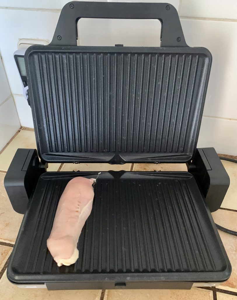 WMF Lono Kontaktgrill mit Hähnchenfilet bestückt