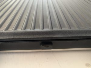 WMF Lono Kontaktgrill von unten mit Kabelaufwicklung Nahaufnahme Entriegelungstaste für Grillplatte