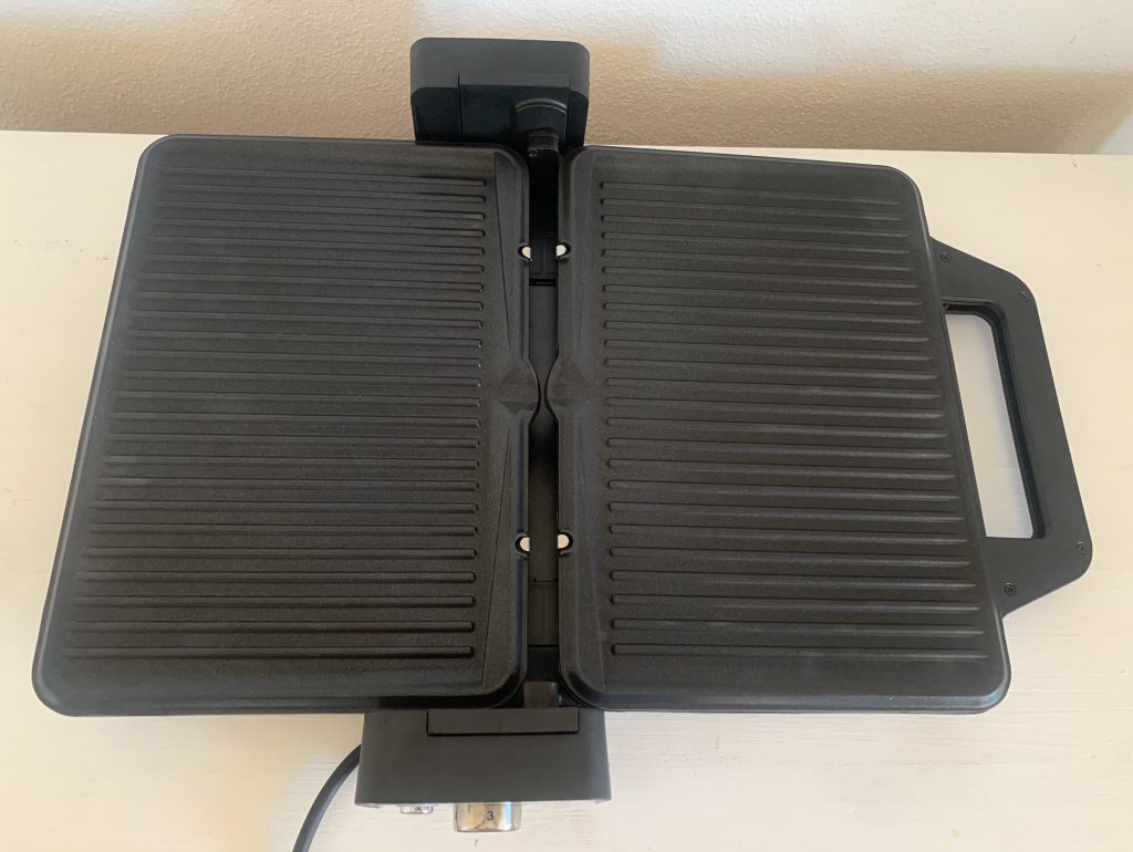 WMF Lono Kontaktgrill von unten mit Kabelaufwicklung als Flächengrill von oben