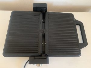 WMF Lono Kontaktgrill von unten mit Kabelaufwicklung als Flächengrill von oben