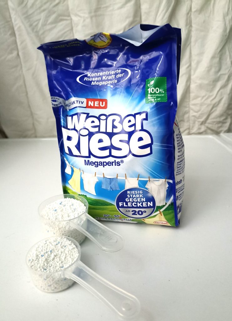 Weißer Riese Universal Megaperls Waschmittel, Verpackung mit dosiertem Waschmittel