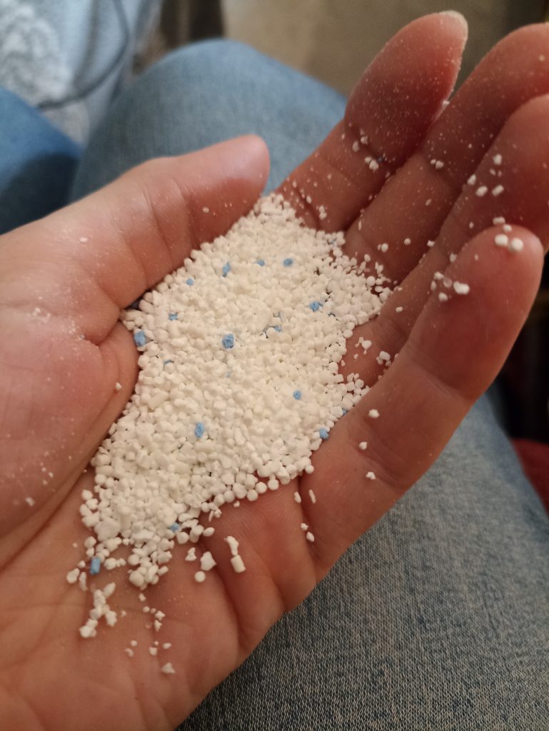 Weißer Riese Universal Megaperls Waschmittel, in der Hand