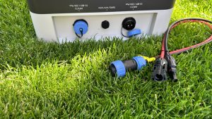 Weitere Anschlüsse des Speichers des Sunlit 800 Watt Easy Switch Balkonkraftwerk-Sets inklusive Speicher 2150 kW