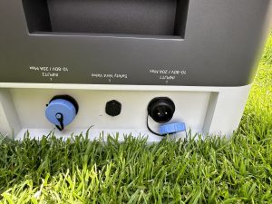 Weitere Anschlüsse des Speichers des Sunlit 800 Watt Easy Switch Balkonkraftwerk-Sets inklusive Speicher 2150 kW