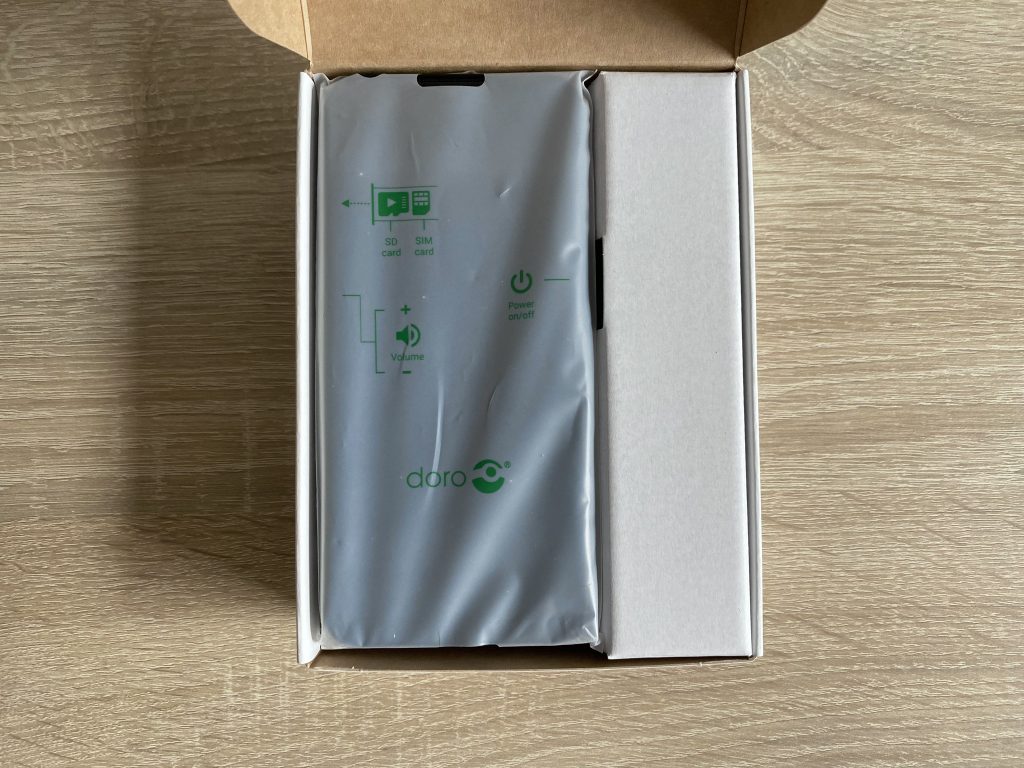 Doro 8100 4G Seniorenhandy in der Verpackung 1