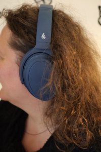 Edifier WH700NB Noise-Cancelling-Kopfhörer Action