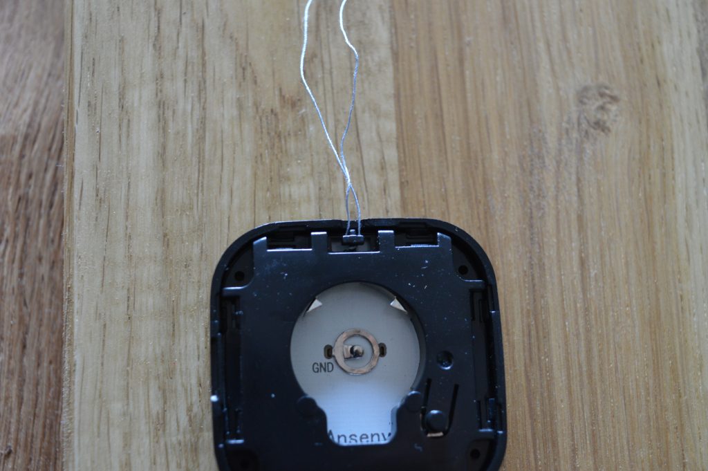 Houdian 0726 Thermo-Hygrometer Rückansicht mit eingefädeltem Faden