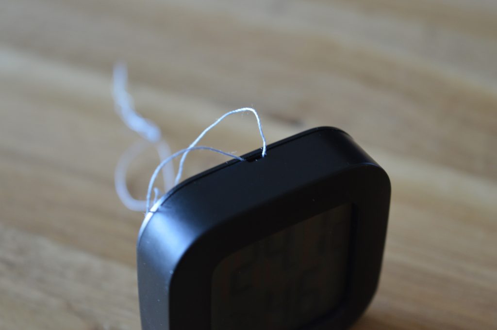 Houdian 0726 Thermo-Hygrometer Detailansicht mit eingefädeltem Faden