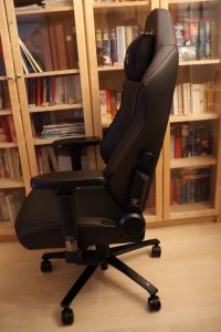SecretLab Titan Evo Bürostuhl aufgebaut seitlich