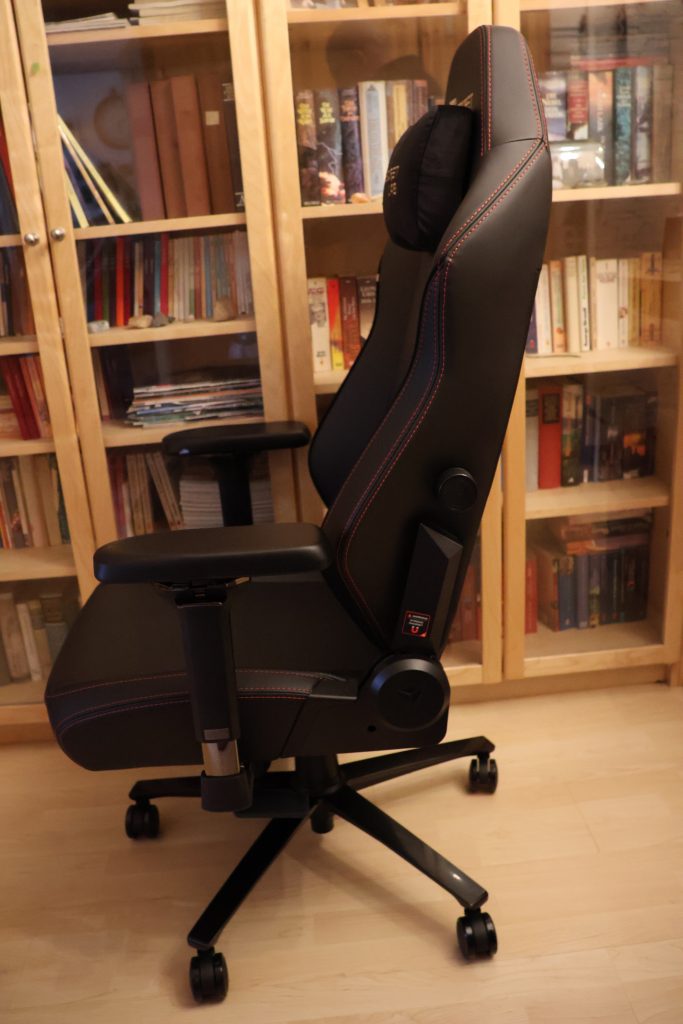 SecretLab Titan Evo Bürostuhl aufgebaut seitlich