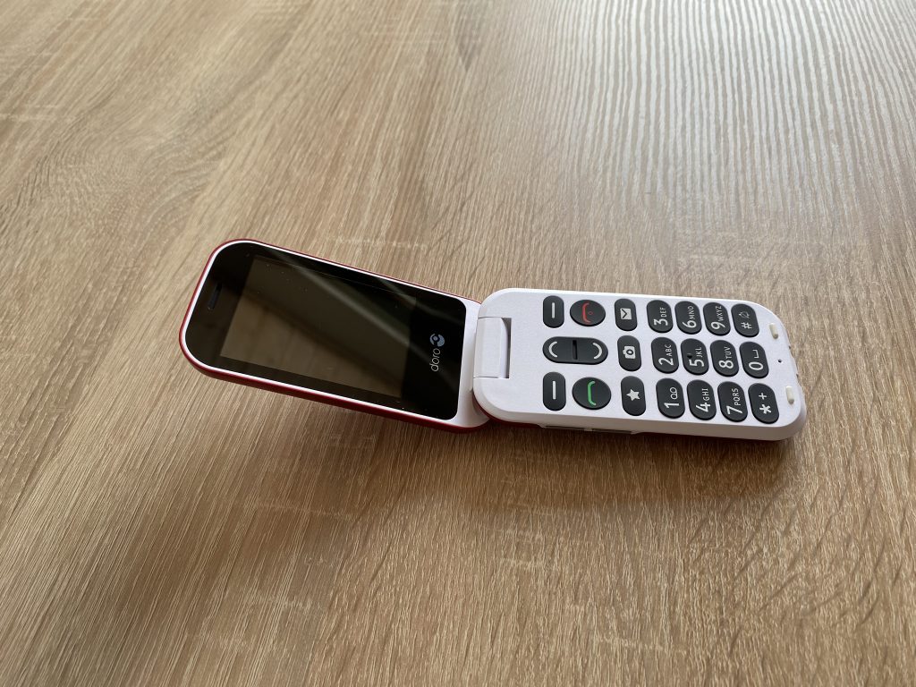 Doro 6040 Seniorenhandy aufgeklappt 2