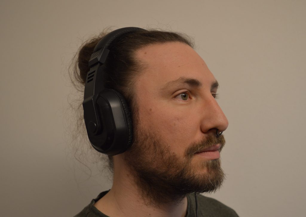 Hama Thomson TV Over-Ear-Kopfhörer aufgesetzt Ansicht von Vorne Links