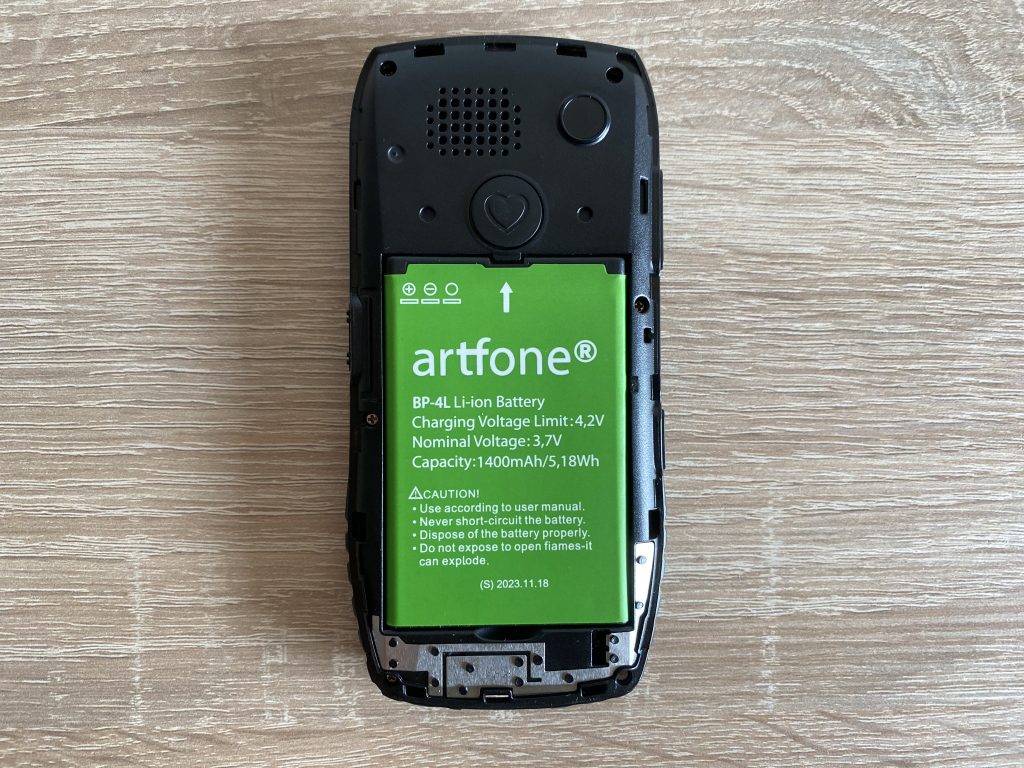 Artfone C1+ Seniorenhandy eingelegter Akku