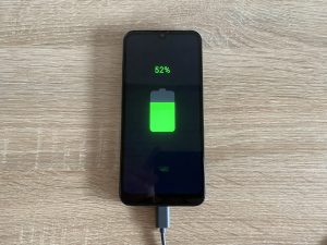 Doro 8100 4G Seniorenhandy beim Laden