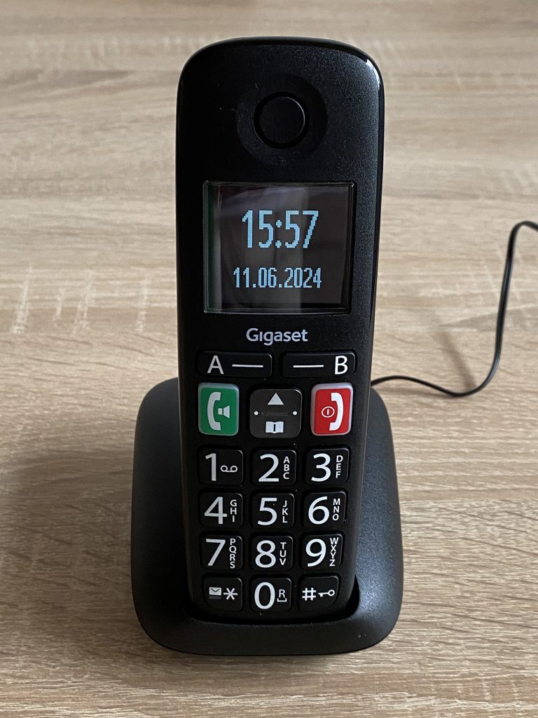 Gigaset E290 Seniorenhandy Laden in der Ladestation