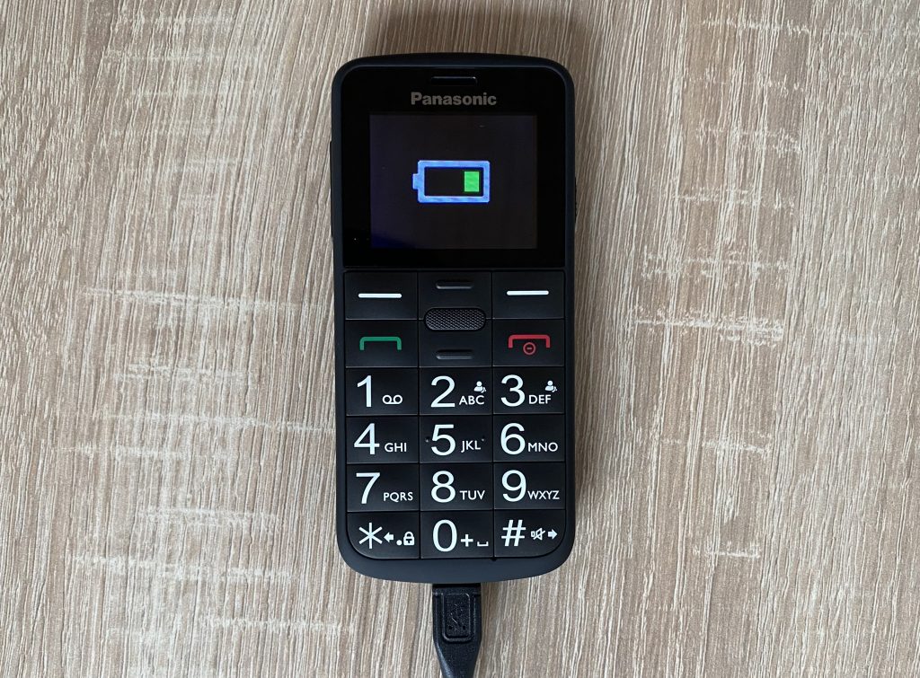 Panasonic KX-TU110 EXB Seniorenhandy beim Laden
