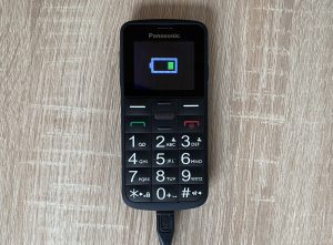 Panasonic KX-TU110 EXB Seniorenhandy beim Laden
