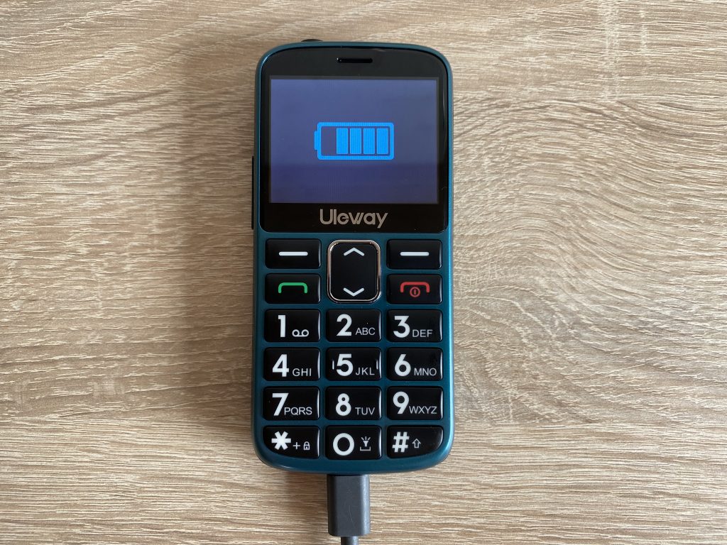 Uleway M2302 Seniorenhandy Akku laden am Kabel