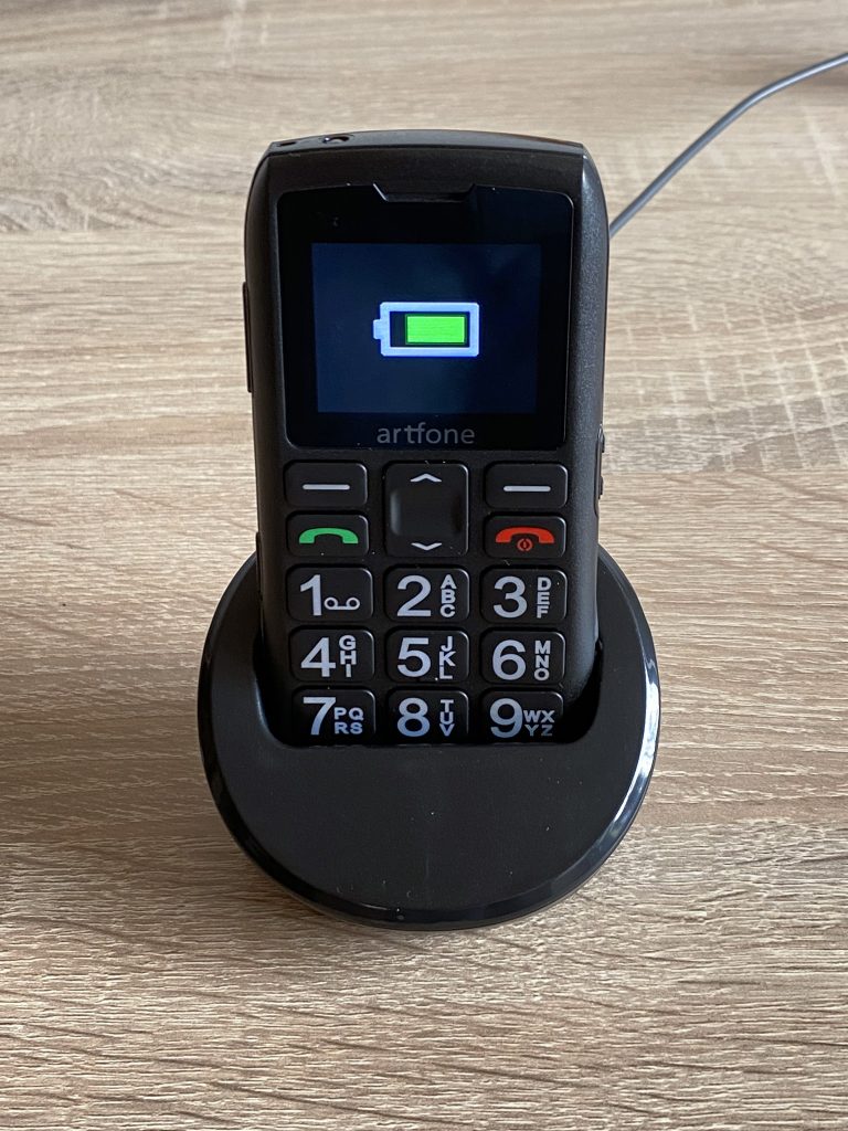 Artfone C1+ Seniorenhandy Laden in der Tischstation