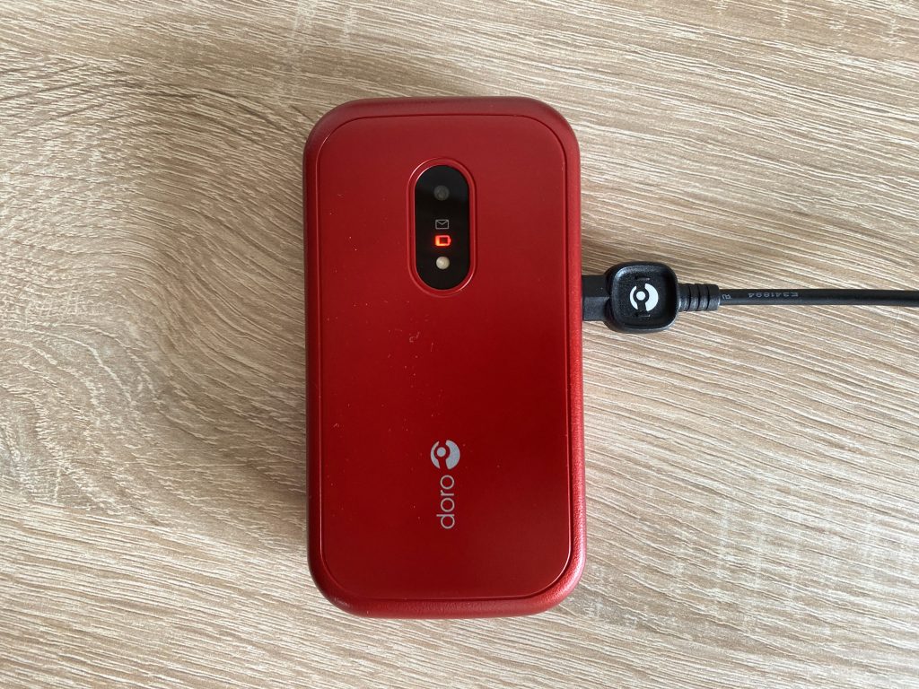 Doro 6040 Seniorenhandy Akku laden über Kabel