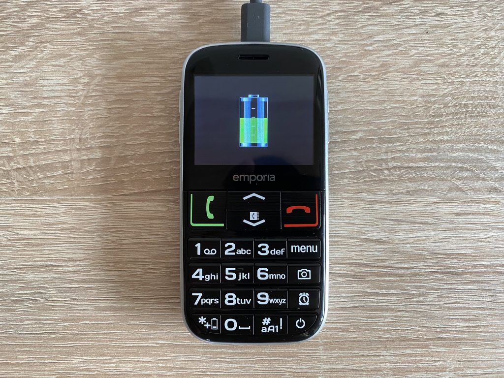 Emporia Euphoria V50 Seniorenhandy beim Laden am Kabel
