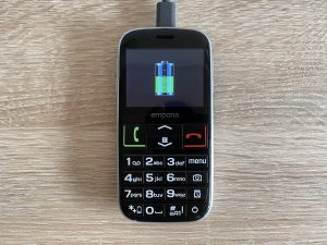 Emporia Euphoria V50 Seniorenhandy beim Laden am Kabel