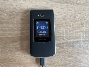 Beafon SL645 Seniorenhandy Außendiaplay und beim Laden mit Kabel