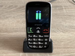 Emporia Euphoria V50 Seniorenhandy beim Laden an der Station