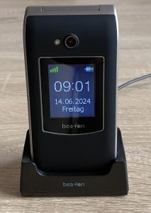 Beafon SL645 Seniorenhandy beim Laden in der Station